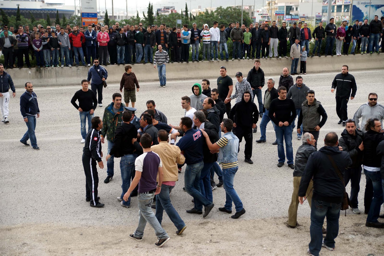Πάτρα: Η αστυνομία παρέδωσε σε οδηγό ΚΤΕΛ 4 αλλοδαπούς κρατούμενους χωρίς συνοδεία για να πάνε στην Αθήνα!
