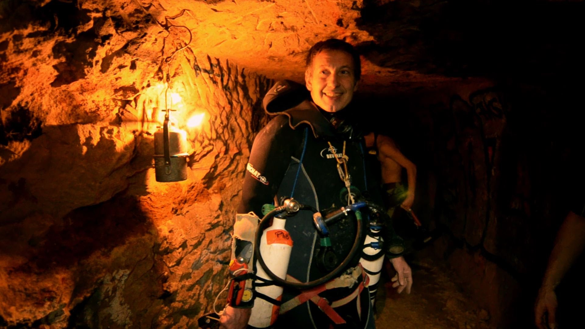Βίντεο: Γάλλοι εξερευνητές ανακάλυψαν ακόμα και υπόγειες πισίνες στις κατακόμβες κάτω από το Παρίσι!