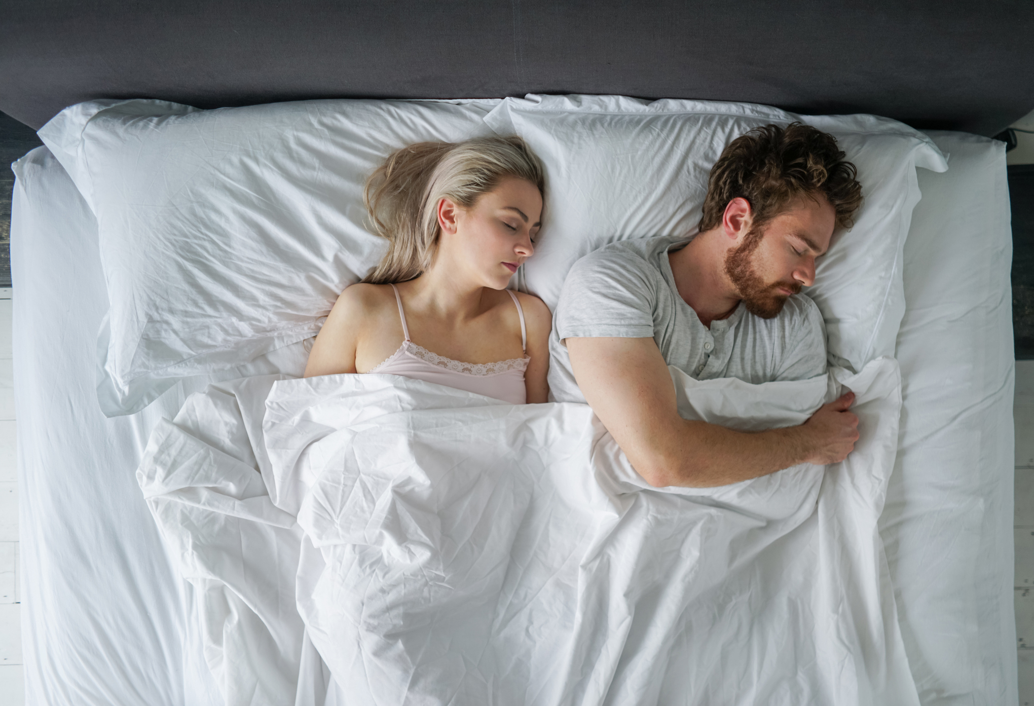 Η στάση ύπνου ενός ζευγαριού «προδίδει» πόσο συχνά κάνουν έρωτα (φωτό)