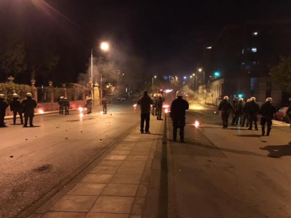 Ακροαριστεροί επιτέθηκαν με 30 μολότοφ σε κλούβα των ΜΑΤ στην Θεσσαλονίκη (φωτό)