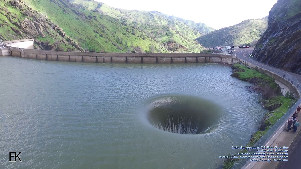 «Μια τρύπα στο νερό»: Δείτε την λίμνη Berryessa στην Καλιφόρνια (βίντεο)