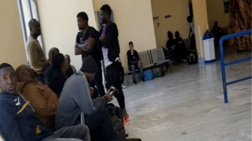 50 παράνομοι Αφρικανοί μετανάστες εμφανίστηκαν ξαφνικά στο αεροδρόμιο της Ικαρίας! (βίντεο)