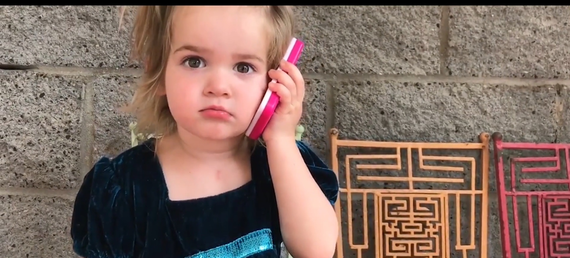Αξιολάτρευτο κοριτσάκι γίνεται έξαλλο όταν αντιλαμβάνεται πως το αγόρι της βρέθηκε με άλλη (βίντεο)