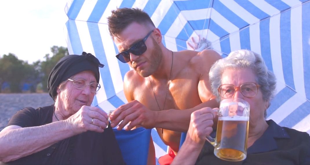 «Just Μπίρες»: Οι Κρητικές γιαγιάδες ξανά εν δράσει πίνουν μπύρες πλάι στο κύμα και γίνονται viral! (βίντεο)