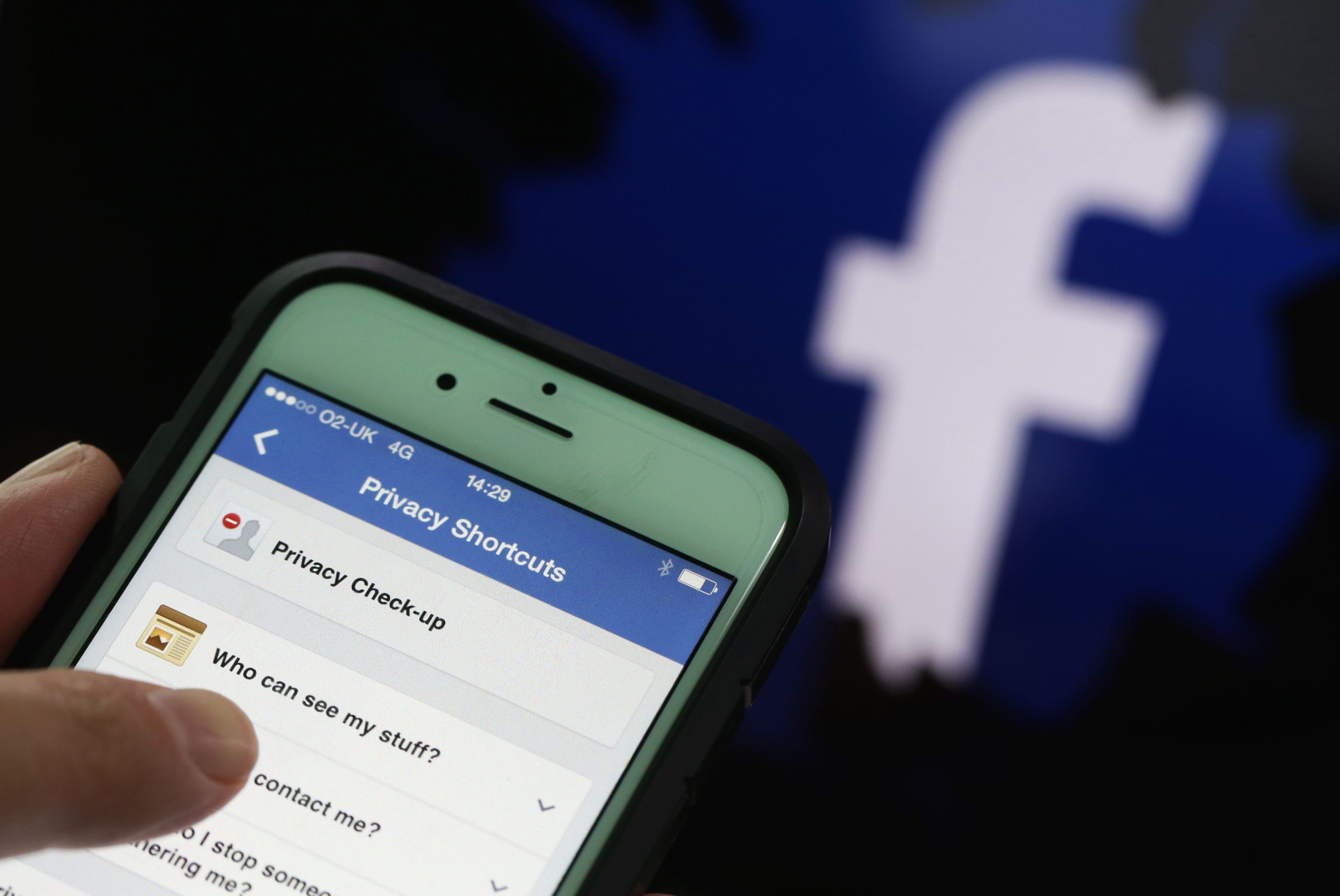 «Πόλεμος» ανάμεσα σε Apple και Facebook για την παρακολούθηση δεδομένων χωρίς άδεια