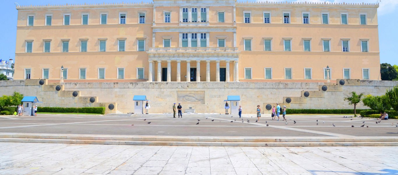 Μείωση των παραβόλων για την άδεια παραμονής αλλοδαπών στην Ελλάδα