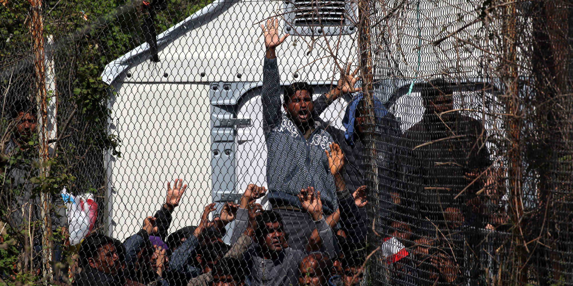 Συμπλοκές παράνομων μεταναστών στην Μόρια – 4 τραυματίες