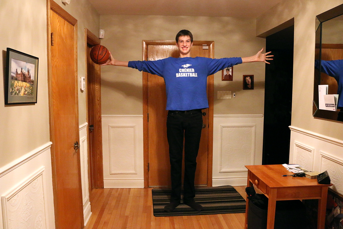 Αυτός είναι ο 12χρονος μπασκετμπολίστας με ύψος 2,13μ (βιντεο)