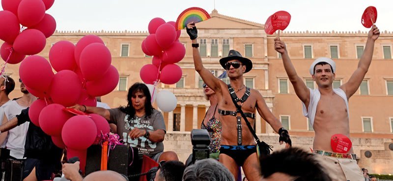 Σκηνές «ομοφυλόφιλης υπερηφάνειας» μπροστά στο Μνημείο του Αγνωστου Στρατιώτη με συμμετοχή ΣΥΡΙΖΑ, ΝΔ, ΠΑΣΟΚ κλπ.