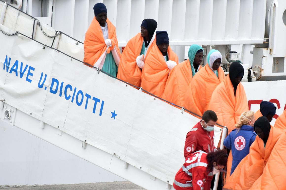 Ιταλία: Πολεμικό πλοίο μεταφέρει στην Κατάνη 937 παράνομους μετανάστες και δύο σορούς
