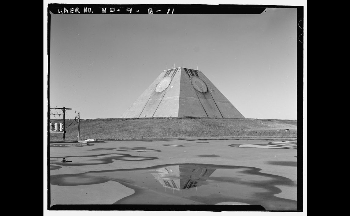 Δείτε την μυστηριώδη «πυρηνική» πυραμίδα στην Βόρεια Ντακότα των ΗΠΑ που εξάπτει την φαντασία (φωτό, βίντεο)
