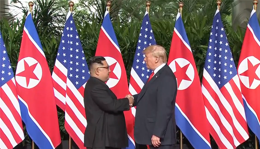 Η ιστορική χειραψία Κιμ-Τραμπ στην Σιγκαπούρη: «Χαίρομαι που σας συναντώ» είπε ο Βορειοκορεάτης ηγέτης (φωτό, βίντεο)