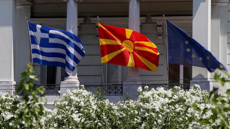Ικανοποίηση της ΕΕ για την «ιστορική συμφωνία» μεταξύ Ελλάδας-Σκοπίων για την εκχώρηση της Μακεδονίας