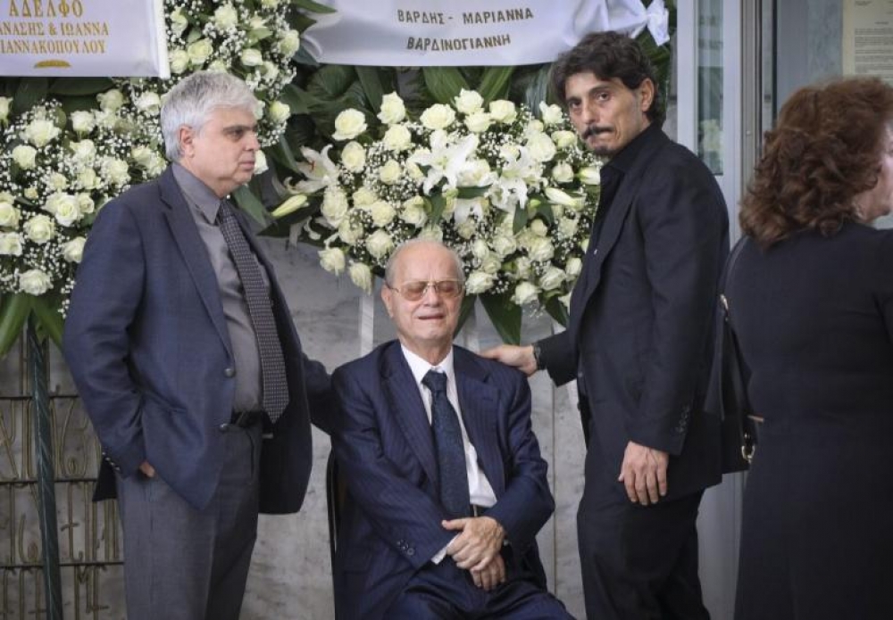 «Λύγισε» ο Δ. Γιαννακόπουλος στην κηδεία του πατέρα του: «Σας αγαπούσε τόσο πολύ – Εσείς του δίνατε δύναμη» (βίντεο)