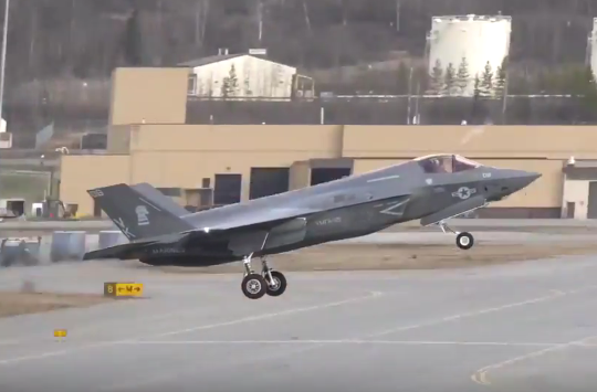 Απογείωση μαχητικών F-22, F-35, F-15 και C-17 σε άσκηση στην Αλάσκα (βίντεο)