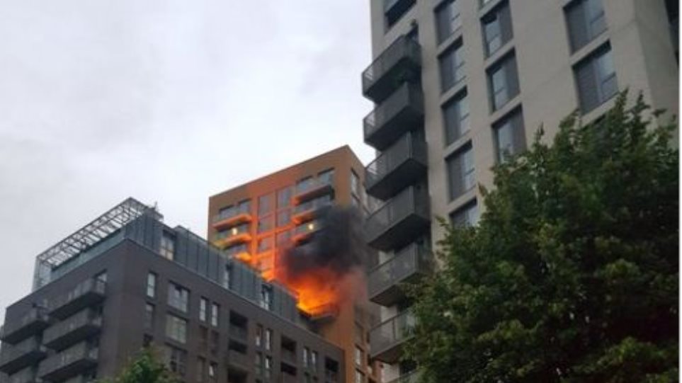 Λονδίνο: Μεγάλη φωτιά σε πολυκατοικία 20 ορόφων ένα χρόνο μετά την τραγική επέτειο του Γκρενφελ! (φωτό)