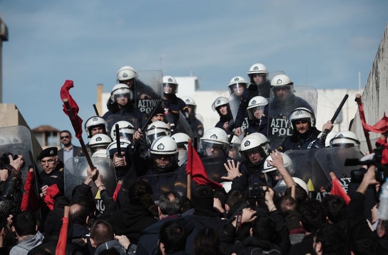 Ξέφυγε η κατάσταση στο συλλαλητήριο για τη Μακεδονία- Πολίτες επιχείρησαν να εισβάλουν στη βουλή (βιντεο)