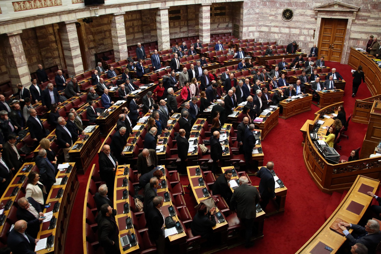 Live: Η πρόταση μομφής προς την κυβέρνηση εξελίσσεται σε μάχη στη Βουλή