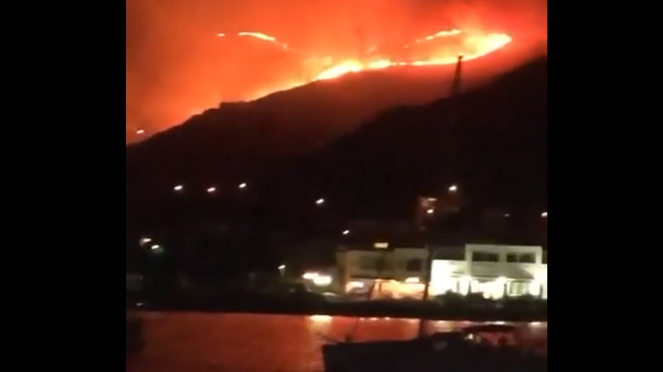 Στο έλεος της φωτιάς δάσος στην Τζια – Χωρίς δυνάμεις πυροσβεστικής το νησί (βίντεο)