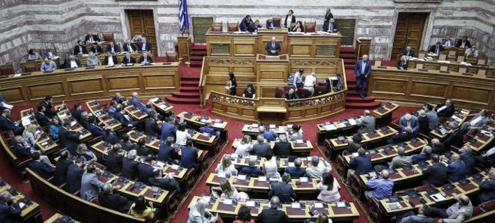 Βουλή Live: Στο βήμα ο Αντώνης Σαμαράς – Επίθεση κατά του Αλέξη Τσίπρα (βίντεο)