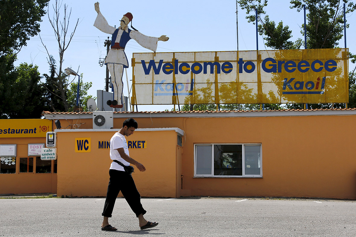 Σκoπιανοί: «Οι Έλληνες μας κολλάνε αυτοκόλλητα στα σύνορα που λένε “Δεν είσαστε Μακεδόνες- Σλάβοι είστε”»