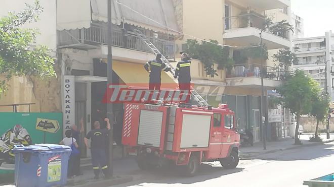 Ηλικιωμένη έπεσε από το μπαλκόνι της στην Πάτρα – Καρέ-καρέ η διάσωσή της από πυροσβέστες (φωτό, βίντεο)