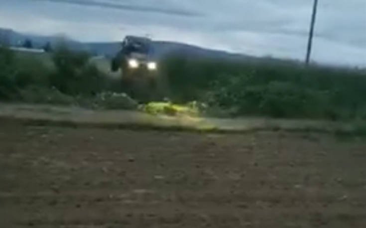 Απίθανο βίντεο: Όχημα ATV κάνει σούζα στις μπροστινές ρόδες μετά από άλμα σε τάφρο