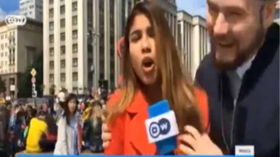 Μουντιάλ: Σοκ για Κολομβιανή ρεπόρτερ –  Άνδρας τη φίλησε και τη θώπευσε στο στήθος on camera! (βίντεο)