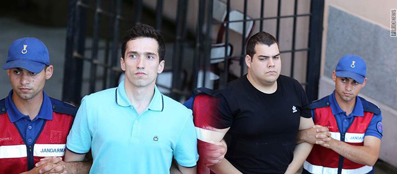 Νέες φωτογραφίες από τους δύο Έλληνες στρατιωτικούς – «Σιδεροδέσμιοι»  για ακόμα μια φορά στα δικαστήρια