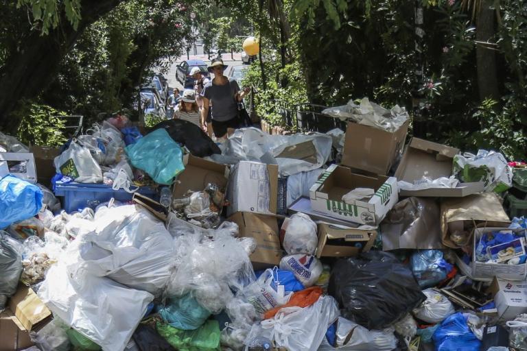 Πνίγεται στα σκουπίδια η Αττική – Χιλιάδες τόνοι στους δρόμους