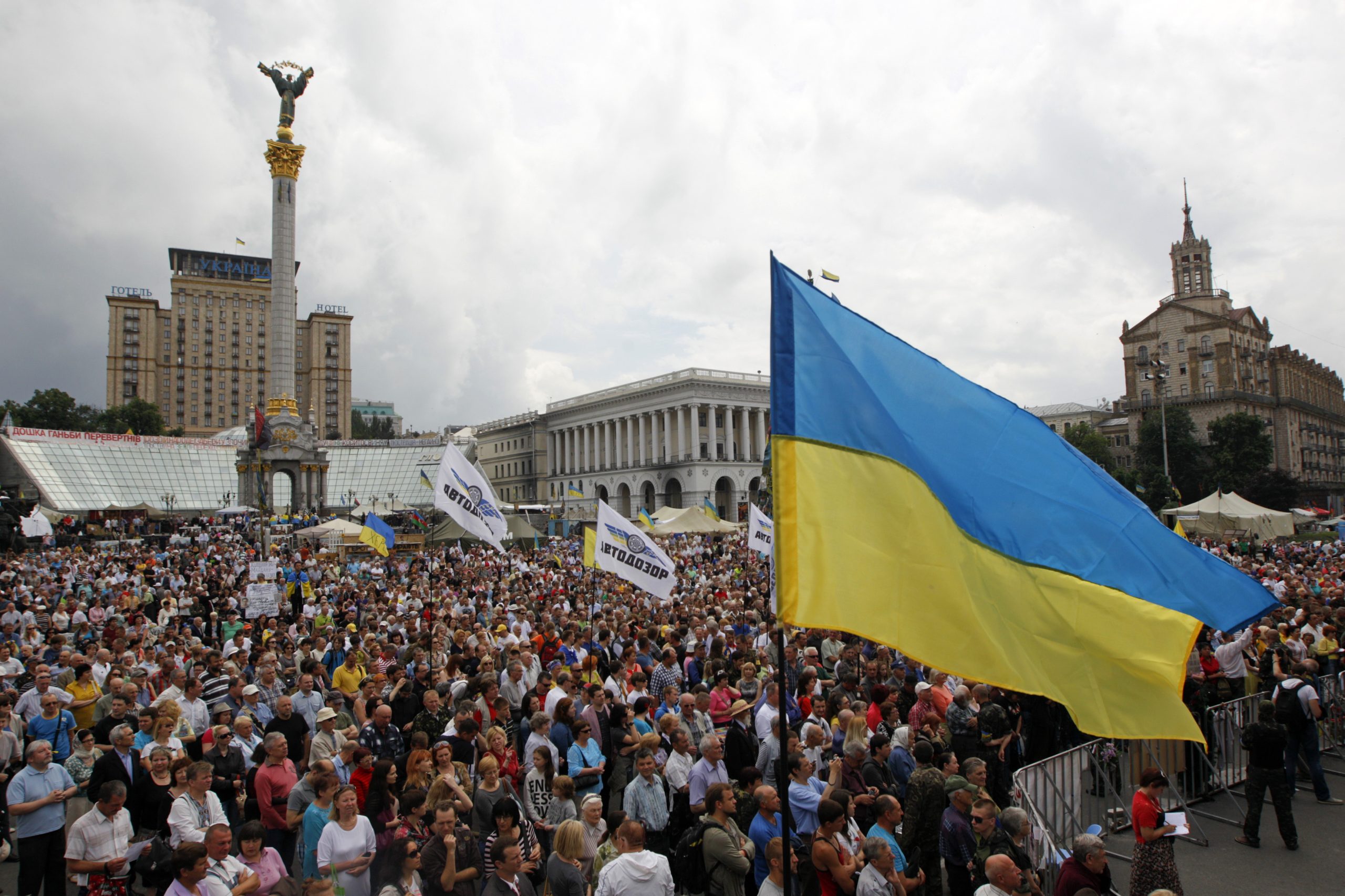 Ουκρανία: Επεισόδια και τραυματισμοί έξω από τη βουλή – 1.000 διαδηλωτές επιχείρησαν να εισβάλουν στο κτίριο (βίντεο)