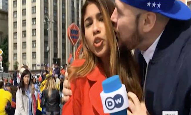 Απίστευτη σεξουαλική παρενόχληση δημοσιογράφου στον αέρα: Τη φίλησε, της έπιασε το στήθος και… (βιντεο)