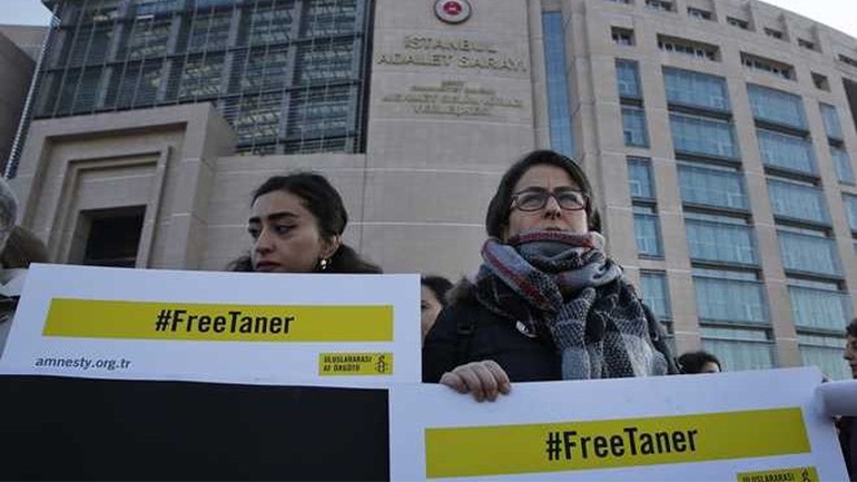 Τουρκία: To δικαστήριο απεφάνθη να παραμείνει στη φυλακή ο επικεφαλής της Διεθνούς Αμνηστίας στη χώρα