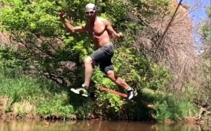 Επίδειξη υψηλής τεχνικής από 36χρονο Αμερικανό: Ισορροπεί σε στενό ιμάντα πάνω από ποτάμι! (βίντεο)