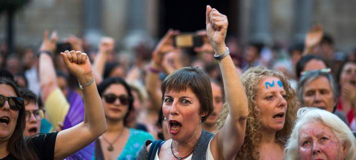 Στους δρόμους οι Ισπανοί μετά την απόφαση της δικαιοσύνης να αποφυλακίσει τους 5 κατηγορούμενους για βιασμό