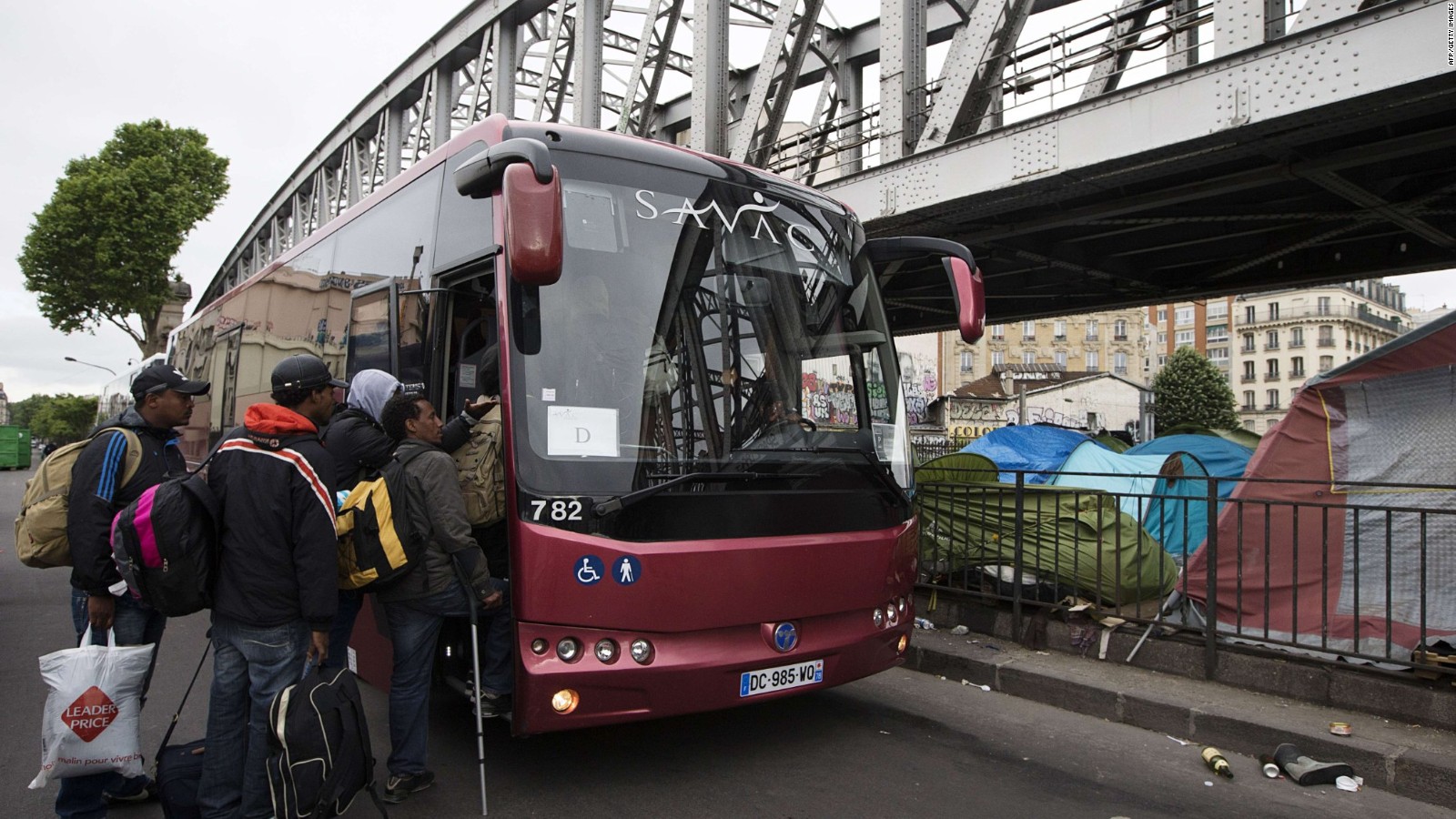 Παρίσι: Έφηβος μετανάστης από το Σουδάν βρέθηκε κρυμμένος σε μηχανή λεωφορείου