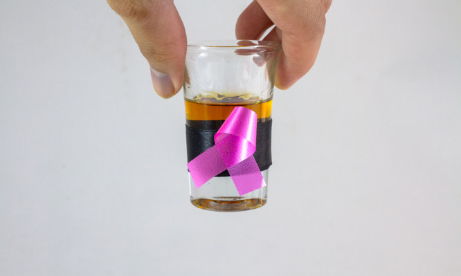 Καρκίνος: Αυξημένες πιθανότητες σε γυναίκες που πίνουν ένα ποτήρι αλκοόλ την ημέρα (βίντεο)