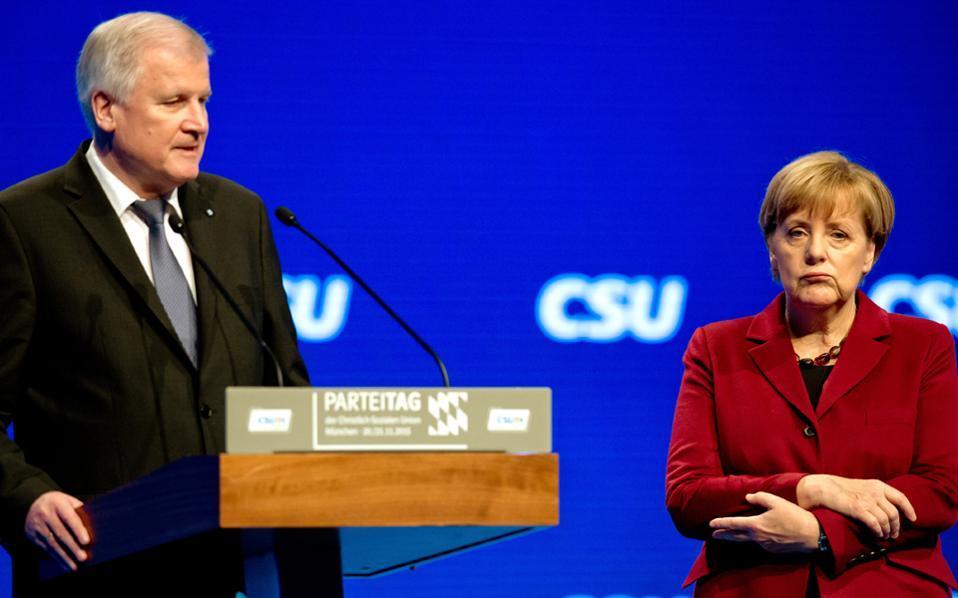 O Χορστ Ζεεχόφερ απειλεί ευθέως την Α. Μέρκελ: «Αν με διώξεις από το ΥΠΕΣ, θα πέσει η κυβέρνηση»