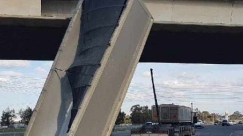 Αυστραλία: Φορτηγό με σηκωμένη καρότσα προσκρούει με δύναμη πάνω σε γέφυρα! (βίντεο)