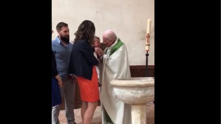 Σάλος με τον ιερέα που χαστούκισε το μωρό επειδή έκλαιγε στη βάπτιση (βιντεο)