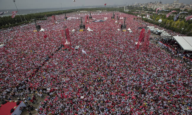 Κολοσσιαίες προεκλογικές συγκεντρώσεις εκατομμυρίων ατόμων στη Τουρκία – Εντυπωσιακός ο αριθμός οπαδών του Μ.Ιντζέ