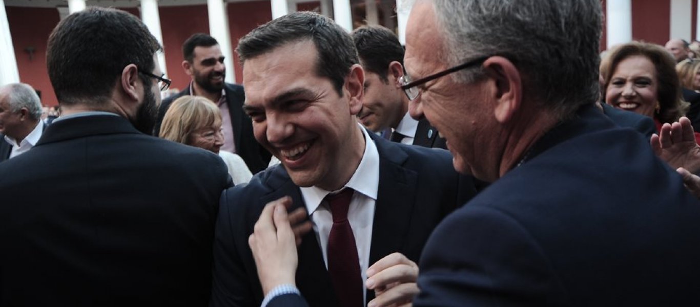 Η στιγμή που ο Δ. Τζανακόπουλος βοηθάει τον Α. Τσίπρα να φορέσει την «περιβόητη» γραβάτα (βίντεο)