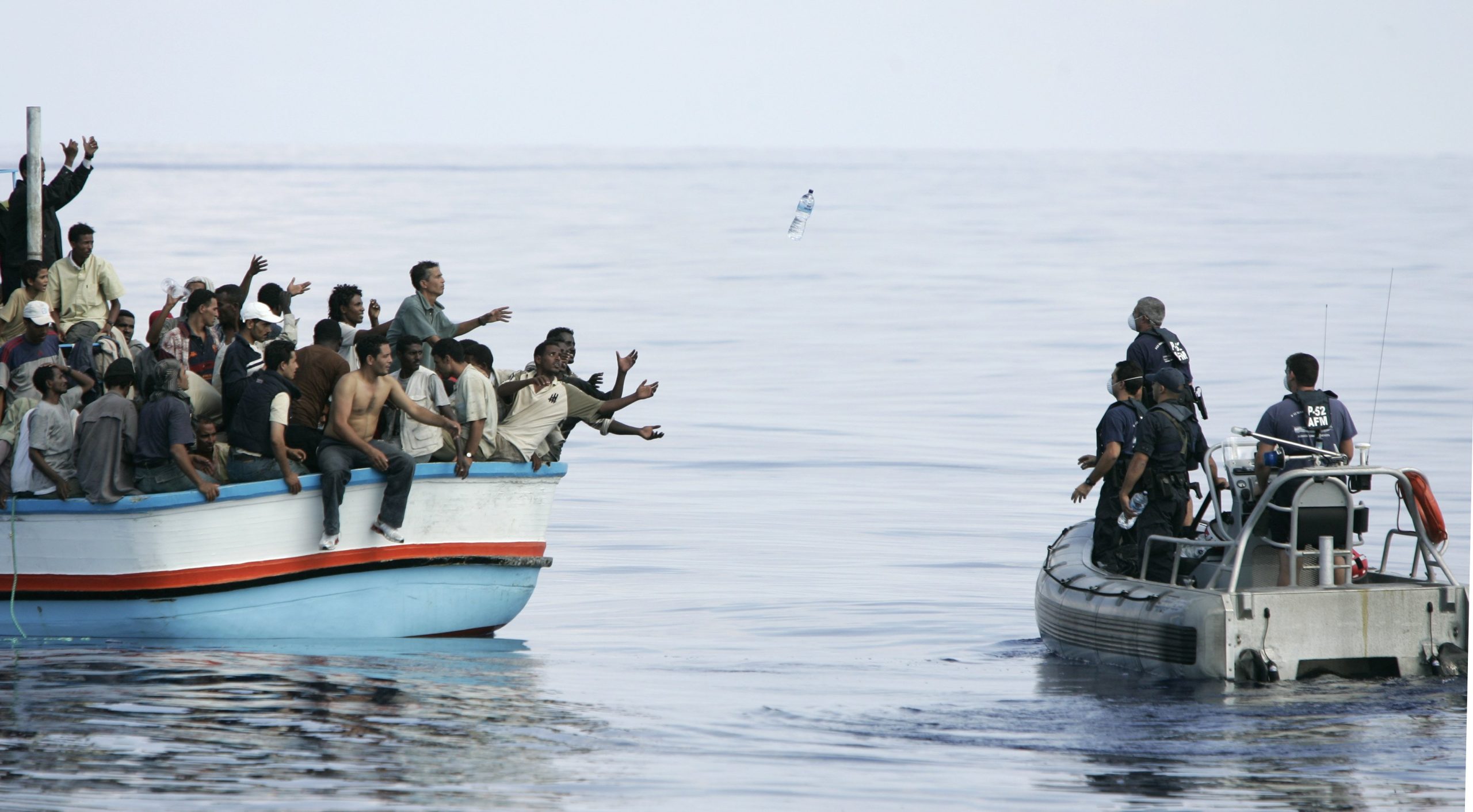 Η Ευρώπη βάλλεται από παντού: Εκατοντάδες διασώσεις παράνομων μεταναστών σε Μεσόγειο και Ατλαντικό