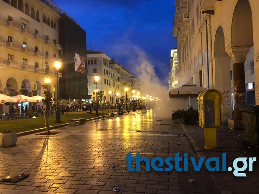 Θεσσαλονίκη: Διαδηλωτές για τη Μακεδονία συγκρούστηκαν με δυνάμεις των ΜΑΤ στην Πλατεία Αριστοτέλους (βίντεο)