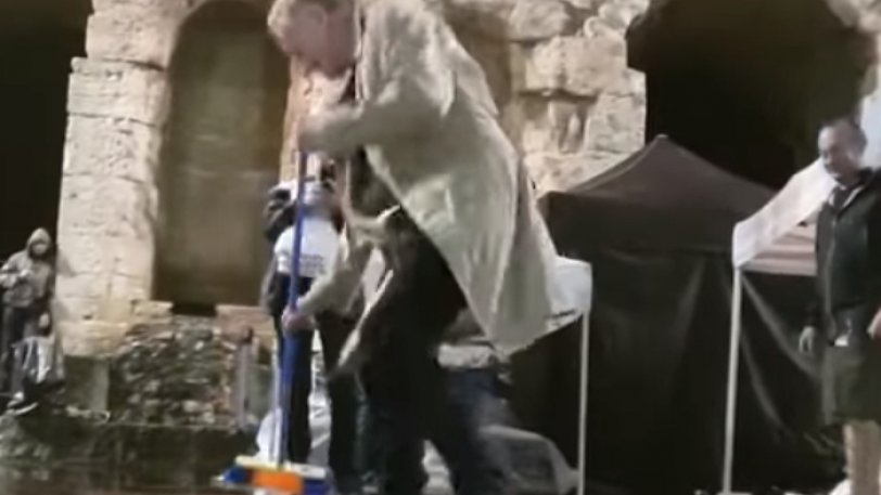 Μετά την καταιγίδα ο Sting πήρε την σκούπα και καθάρισε τα νερά στο Ηρώδειο (βιντεο)