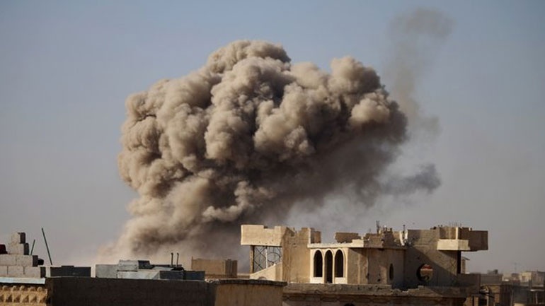 Ο συριακός στρατός βομβαρδίζει την Ντεράα και καλεί τους πολίτες να διώξουν τους ισλαμιστές
