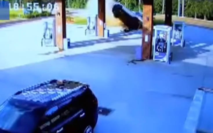 Αν έχεις τύχη: Αμάξι εκτοξεύτηκε στον αέρα, καρφώθηκε σε βενζινάδικο- Σώα η οδηγός (βίντεο)