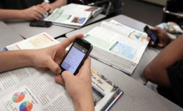 Τέλος… εποχής στα σχολεία! Ο Κ. Γαβρόγλου απαγορεύει τα κινητά στους μαθητές
