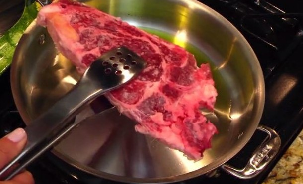 Πώς να τηγανίσετε μια μπριζόλα απευθείας από την κατάψυξη (βίντεο)