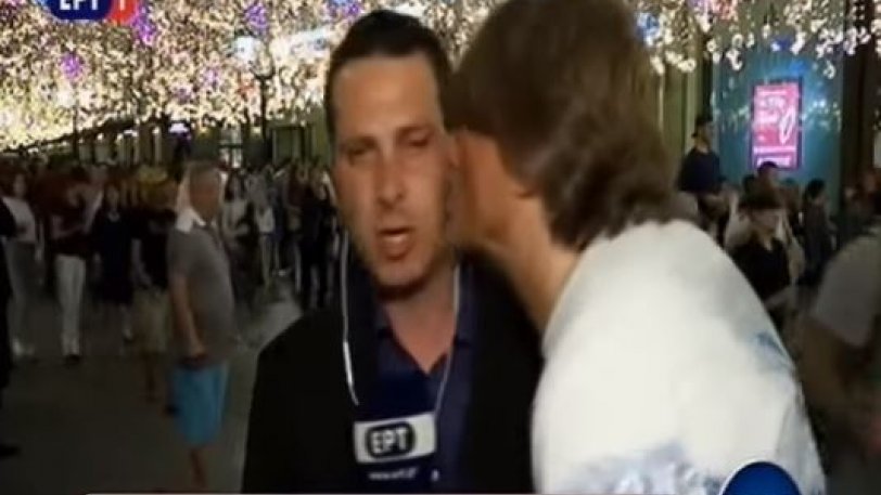 Φίλαθλος φιλάει σε ζωντανή μετάδοση τον απεσταλμένο της ΕΡΤ στη Μόσχα (βιντεο)